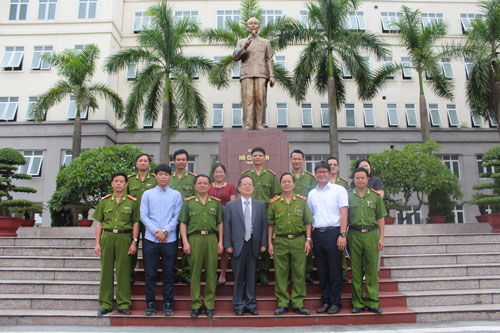 Đoàn chụp ảnh lưu niệm tại Tượng đài Chủ tịch Hồ Chí Minh